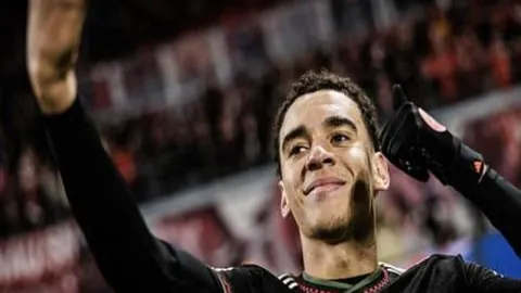 恩比德率76人逆袭马刺 裁判争议判罚激怒球员被驱逐